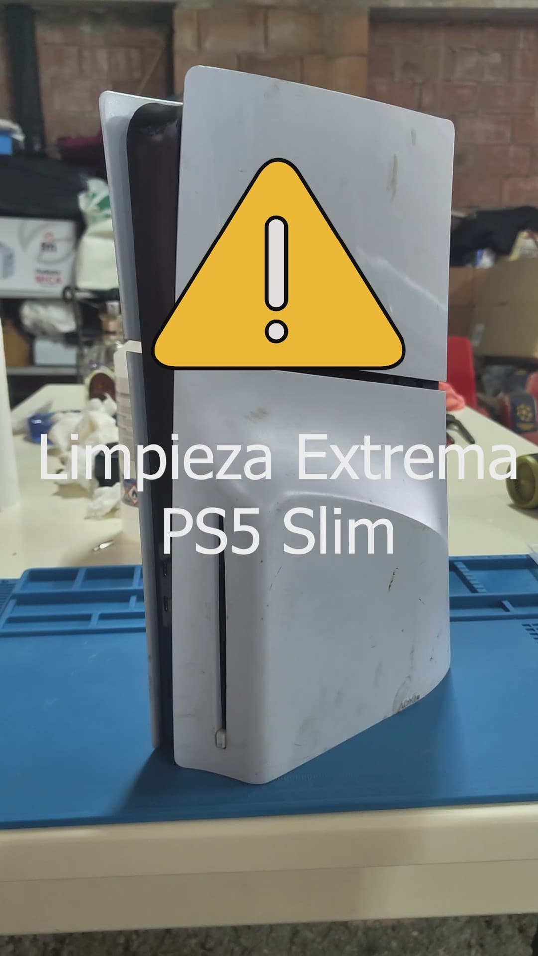 PlayStation 5 Slim en mesa de taller para mantenimiento térmico